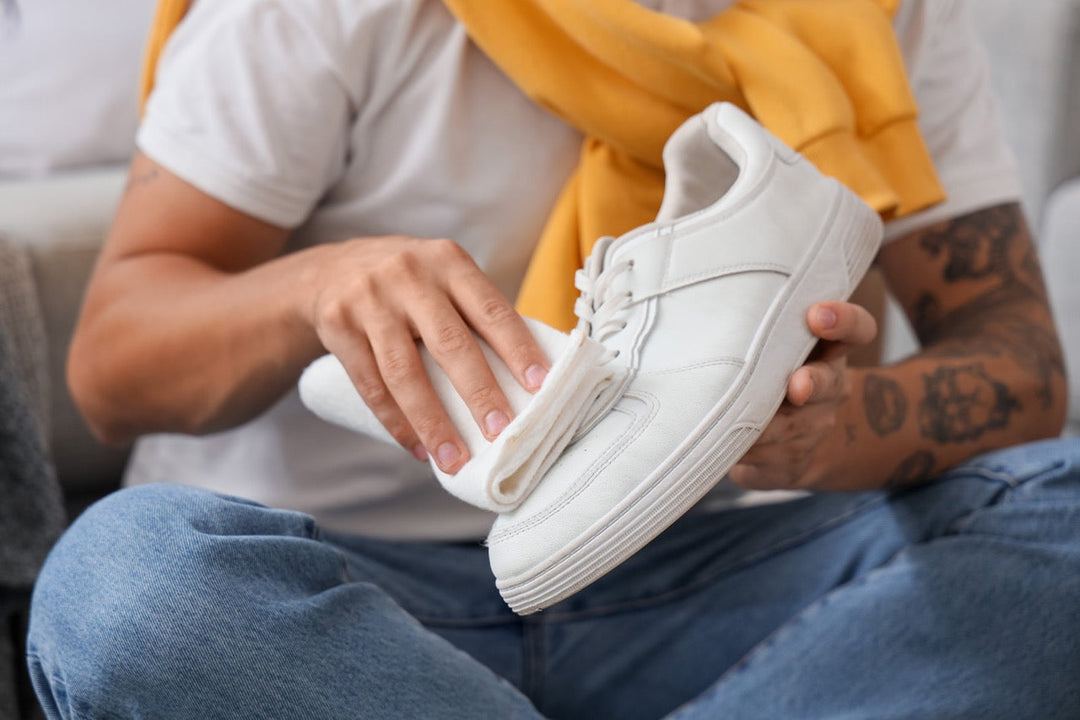 Cum cureți sneakers albi