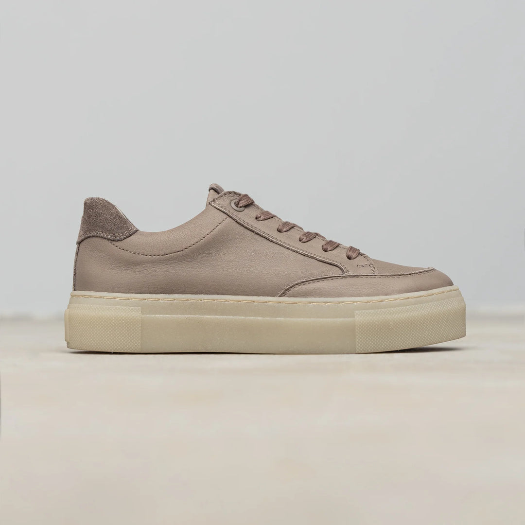 CAYENNE RETRO LOW Taupe Leather Milled