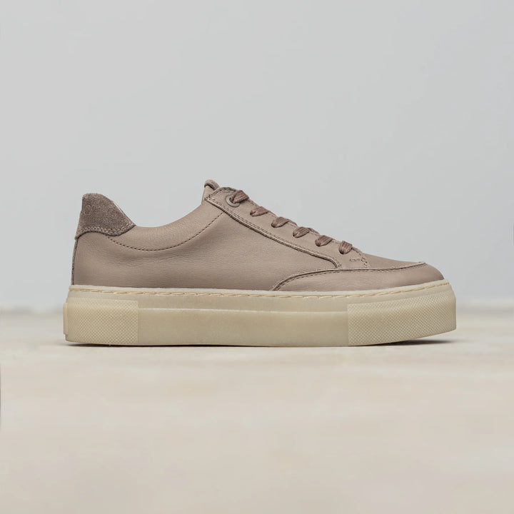 CAYENNE RETRO LOW Taupe Leather Milled