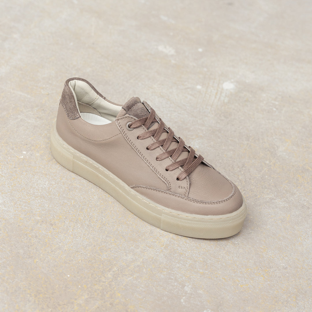 CAYENNE RETRO LOW Taupe Leather Milled