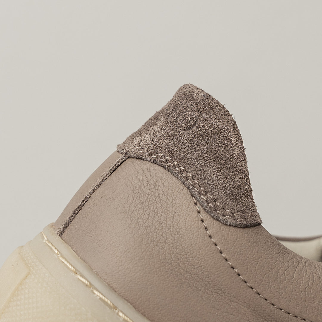 CAYENNE RETRO LOW Taupe Leather Milled