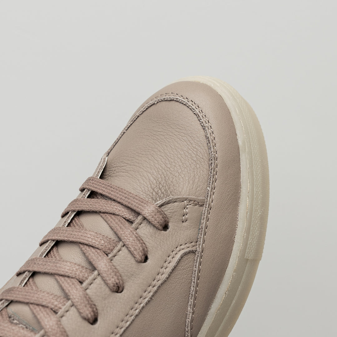 CAYENNE RETRO LOW Taupe Leather Milled