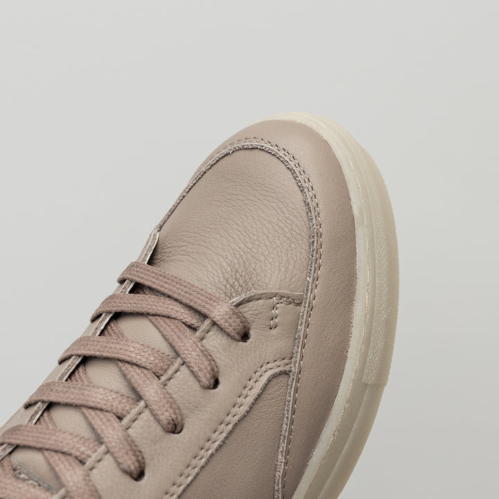 CAYENNE RETRO LOW Taupe Leather Milled
